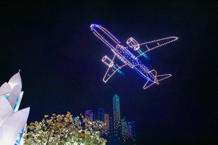 Hơn 1.600 drone light vẽ tranh trên bầu trời Nha Trang - Ảnh 1.