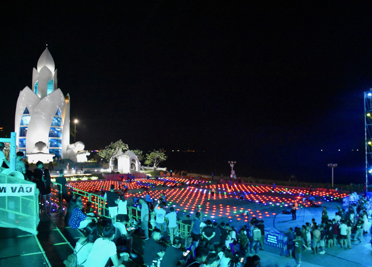 Hơn 1.600 drone light vẽ tranh trên bầu trời Nha Trang - Ảnh 3.
