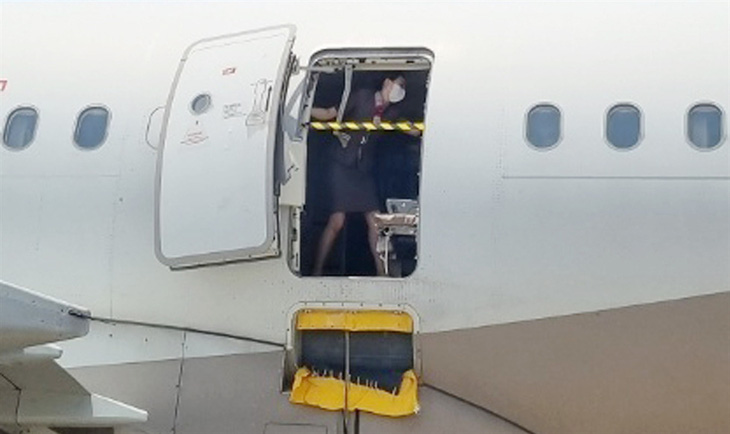 Tranh cãi nữ tiếp viên hàng không có nên mặc váy ngắn - Ảnh 1.