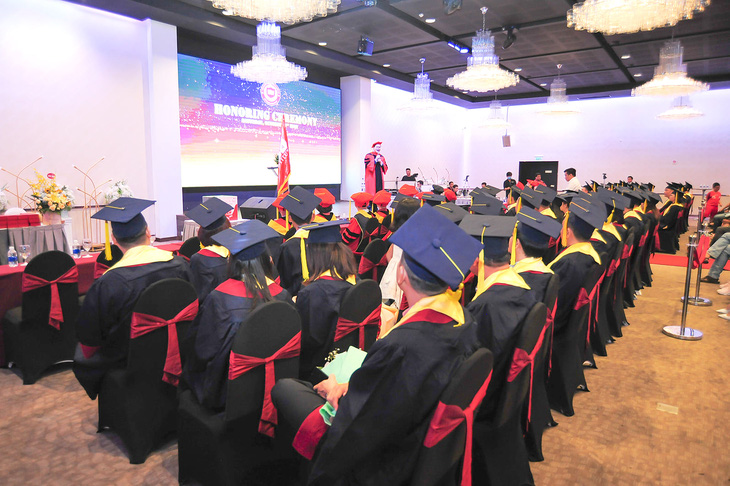 Một lễ trao bằng tốt nghiệp chương trình thạc sĩ của UBIS - Ảnh: UBIS