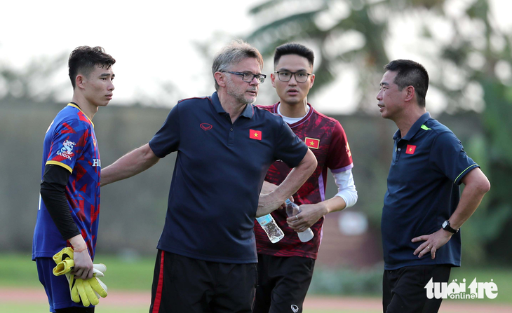 Thủ môn Quan Văn Chuẩn (bìa trái) với HLV Philippe Troussier tại SEA Games 32 - Ảnh: N.K