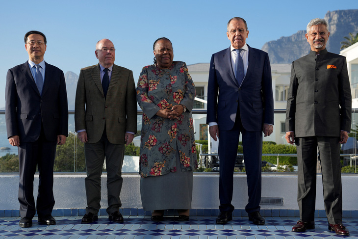 Đại diện ngoại giao các nước BRICS chụp ảnh chung trước cuộc họp ngày 1-6 ở Nam Phi - Ảnh: REUTERS