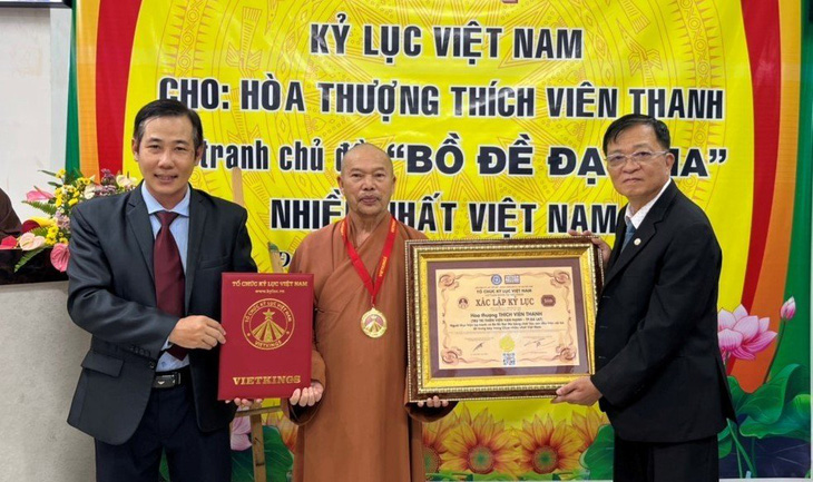 Người vẽ 1.000 bức tranh Bồ Đề Đạt Ma lập kỷ lục Việt Nam - Ảnh 1.