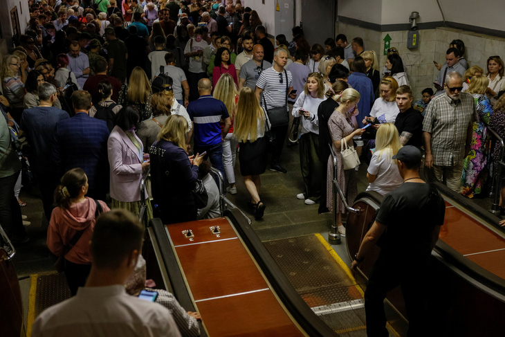 Người dân thủ đô Kiev của Ukraine tạm trú trong ga tàu điện ngầm sau khi có cảnh báo phòng không, ngày 1-6 - Ảnh: REUTERS