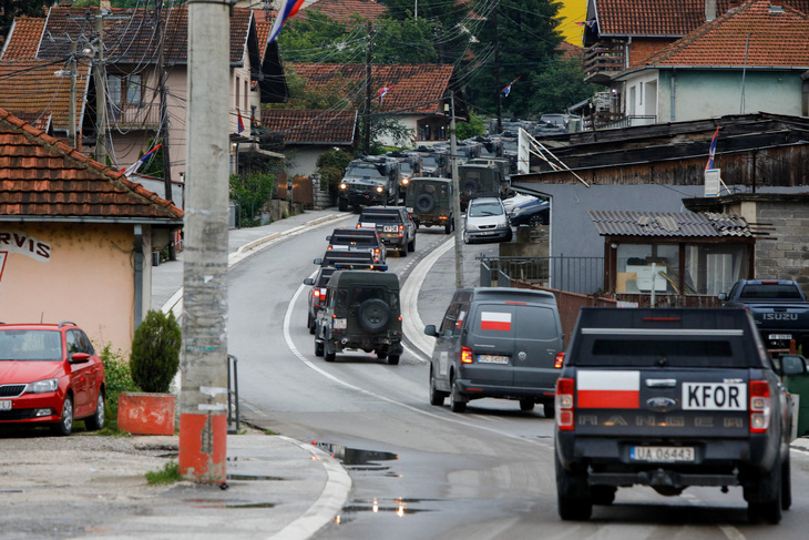 Quân NATO dày đặc ở điểm nóng Kosovo - Ảnh 1.