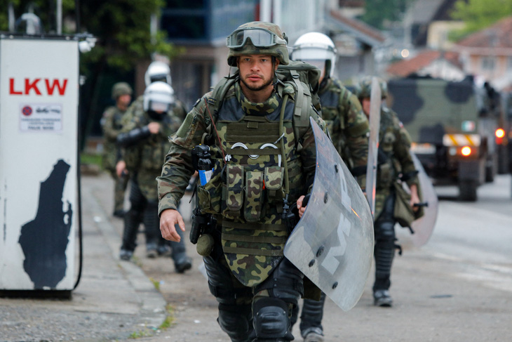 Quân NATO dày đặc ở điểm nóng Kosovo - Ảnh 2.