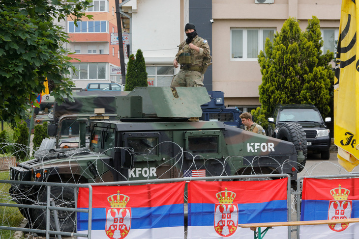 Quân NATO dày đặc ở điểm nóng Kosovo - Ảnh 4.