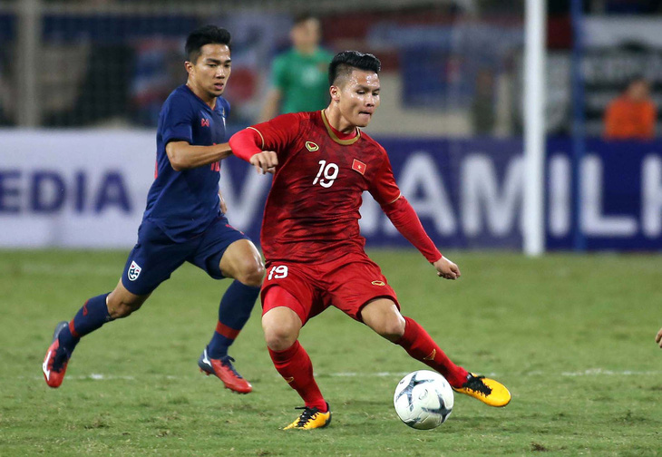Quang Hải (phải) trong trận đấu với Thái Lan - Ảnh: N.K.