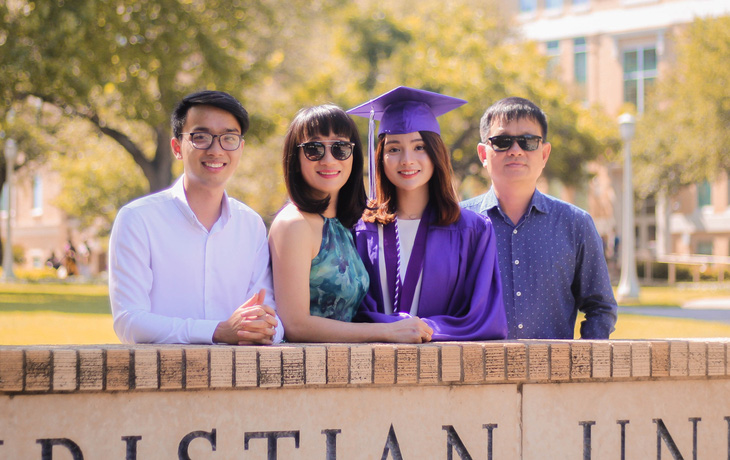 Lê Hạnh Nguyên (thứ hai, từ phải sang) cùng cha mẹ và anh trai trong ngày lễ tốt nghiệp đại học tại Hoa Kỳ - Ảnh: NVCC