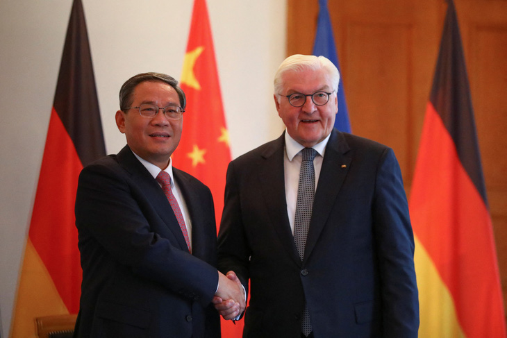 Tổng thống Đức Frank Walter Steinmeier (phải) đón tiếp Thủ tướng Trung Quốc Lý Cường ở Berlin vào ngày 19-6 - Ảnh: REUTERS