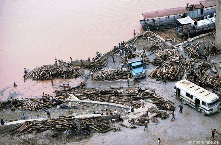 Chiếc xe khách (góc phải) chờ phà qua sông Đà mùa lũ - Ảnh: HANS - PETER GRUMPE chụp năm 1992