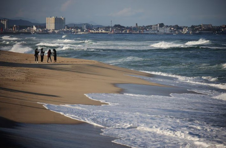 Hàn Quốc kiểm tra nồng độ phóng xạ tại các bãi biển - Ảnh 1.