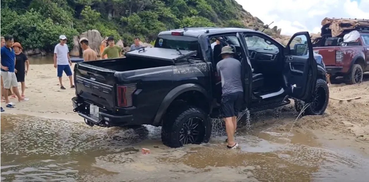 Ford Ranger Raptor rao bán 1,2 tỉ, bị đào ra từng lội ngập nước - Ảnh 2.