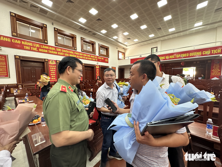 Thiếu tướng Lê Vinh Quy, giám đốc Công an tỉnh Đắk Lắk giao lưu với các nhà báo sau buổi lễ - Ảnh: TRUNG TÂN
