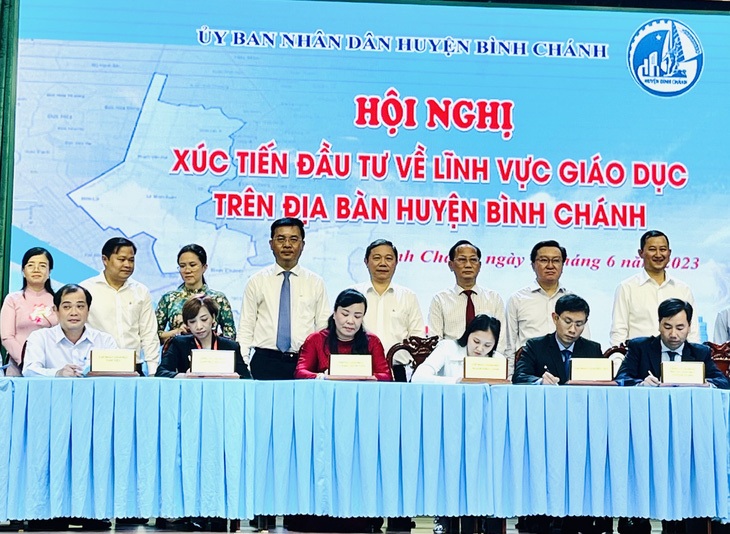 Lãnh đạo TP và huyện Bình Chánh chứng kiến các đơn vị ký kết đầu tư vào giáo dục tại huyện Bình Chánh - Ảnh: MỸ DUNG