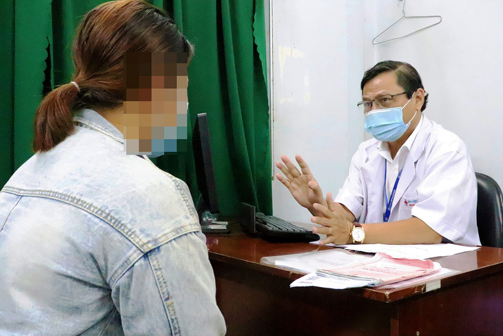 Bác sĩ Vũ Kim Hoàn thăm khám một phụ nữ gặp bất ổn về sức khỏe tinh thần - Ảnh: XUÂN MAI