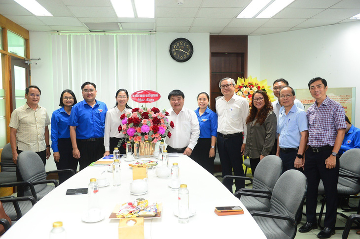 Bí thư Thành Đoàn TP.HCM Phan Thị Thanh Phương (thứ 4 từ trái qua) tặng hoa chúc mừng báo Tuổi Trẻ - Ảnh: QUANG ĐỊNH
