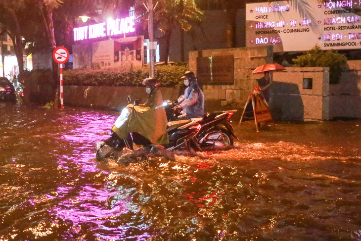 Hà Nội mưa lớn, nhiều tuyến phố ngập nước, cản trở giao thông - Ảnh 2.