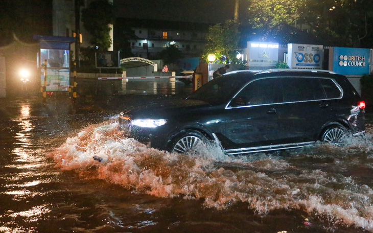 Hà Nội mưa lớn, nhiều tuyến phố ngập nước, cản trở giao thông