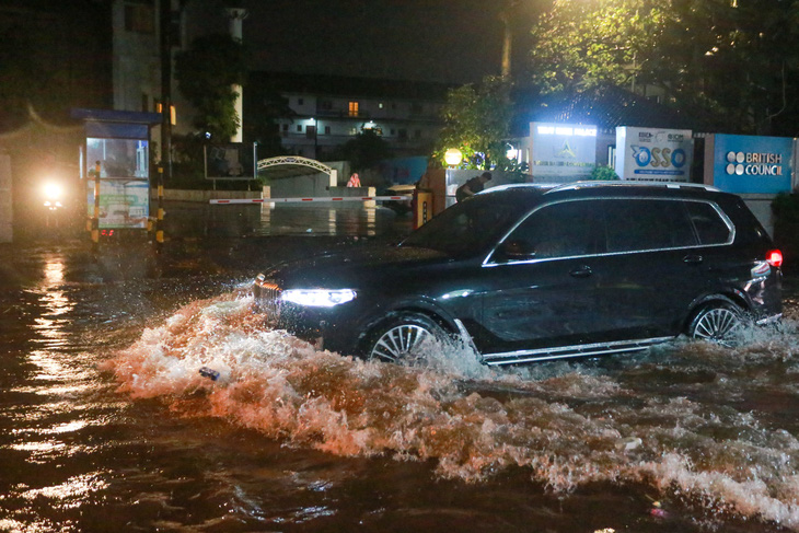 Hà Nội mưa lớn, nhiều tuyến phố ngập nước, cản trở giao thông - Ảnh 1.