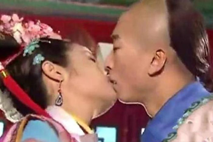 2 nụ hôn màn ảnh ồn ào nhất sự nghiệp của Lâm Tâm Như - Ảnh 3.