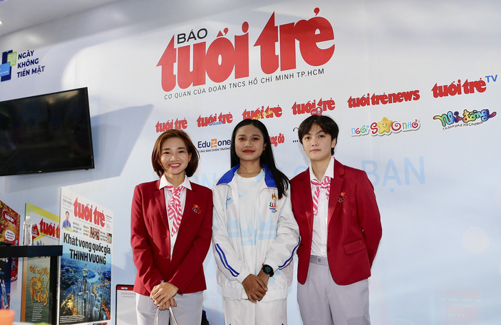 Ba VĐV nhận giải thưởng Cảm hứng SEA Games 32: Nguyễn Thị Oanh, Bou Samnang, Trần Mai Ngọc chụp ảnh tại sự kiện - Ảnh: HOÀNG TÙNG