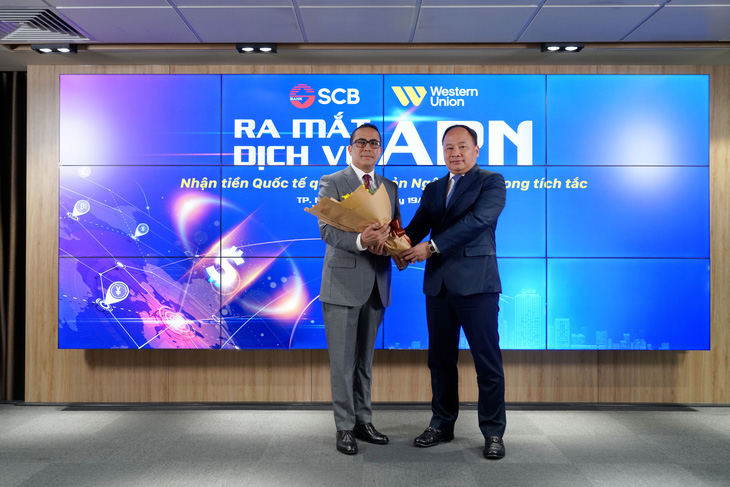 Ông Phạm Quang Tiến - tổng giám đốc SCB và ông Hassan Chatila - giám đốc toàn cầu phụ trách phát triển dịch vụ APN của Western Union chúc mừng dịch vụ chính thức được ra mắt
