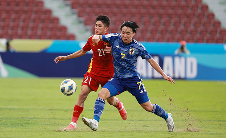 Các cầu thủ U17 Việt Nam (áo đỏ) thi đấu nỗ lực trước U17 Nhật Bản - Ảnh: VFF