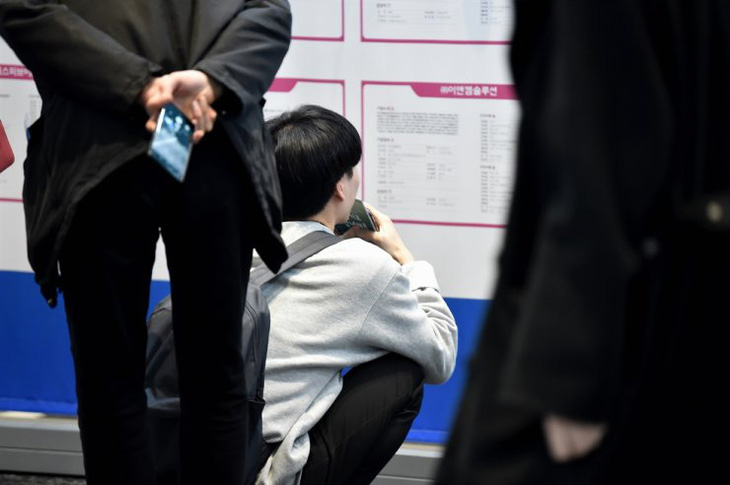 Một thanh niên đang &quot;tìm việc&quot; tại Hội chợ việc làm thành phố Suwon, tỉnh Gyeonggi, Hàn Quốc - Ảnh: THE KOREA TIMES