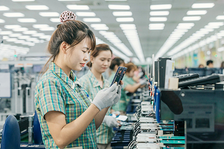 Công nhân làm việc trong nhà máy Samsung tại Bắc Ninh - Ảnh: Q.PH.