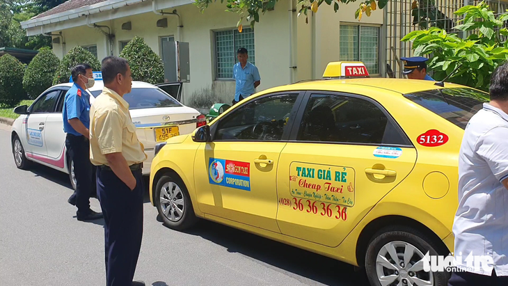 Tân Sơn Nhất họp khẩn: tạm dừng hoạt động Cheap và Saigontourist taxi - Ảnh 1.