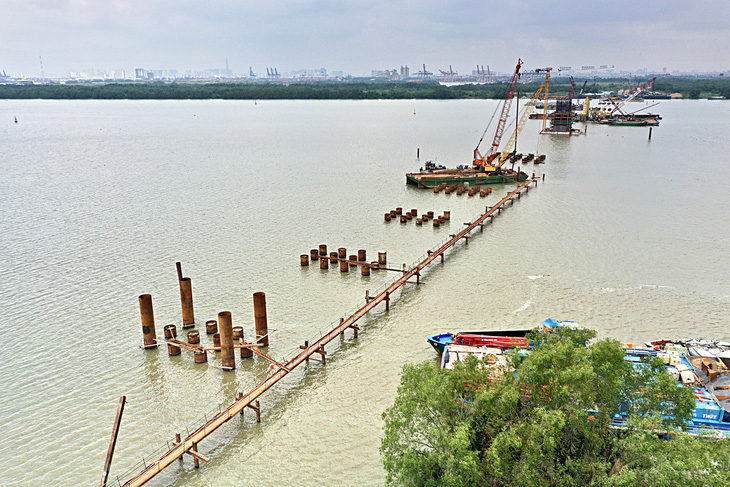Công trường xây dựng cầu Nhơn Trạch tại xã Long Tân, huyện Nhơn Trạch, Đồng Nai. Cầu Nhơn Trạch là cây cầu lớn nhất của đường vành đai 3 TP.HCM - Ảnh: T.T.D.