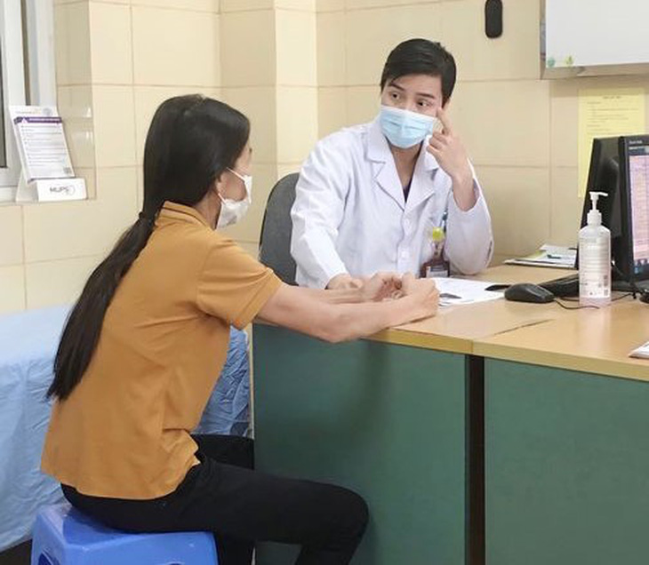 Bác sĩ Hà Hải Nam tư vấn cho bệnh nhân - Ảnh: HÀ LINH