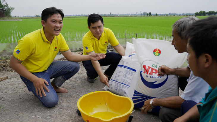 Cán bộ kỹ thuật hướng dẫn nông dân sử dụng NPK Cà Mau