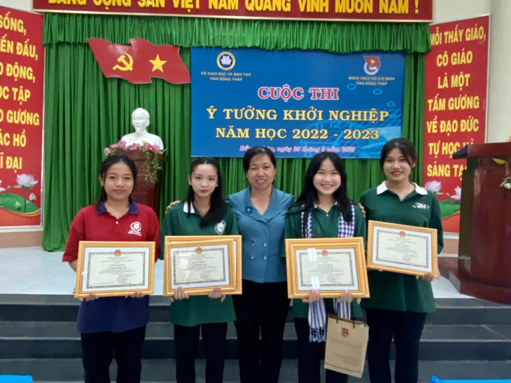 Em Hà Thị Yến Thơ và Phan Hồng Ngân (học sinh lớp 10A1, Trường THPT Lai Vung 1) nhận giải đặc biệt tại cuộc thi Ý tưởng khởi nghiệp tỉnh Đồng Tháp năm học 2022 - 2023 - Ảnh: NVCC