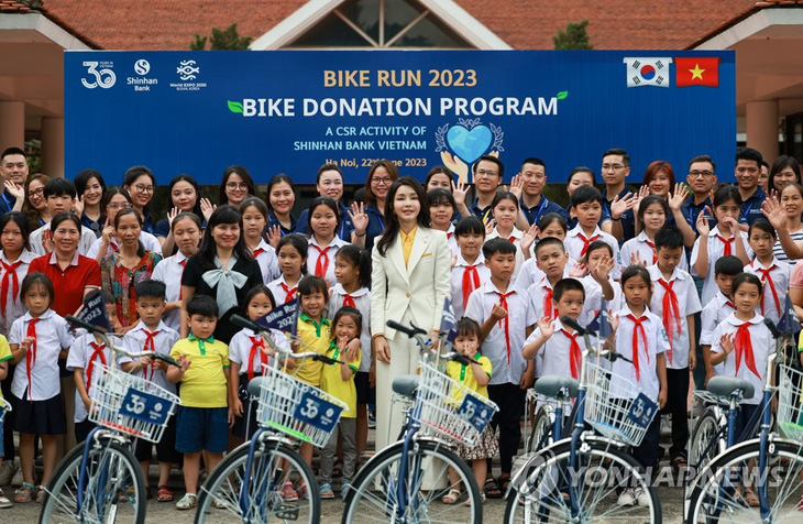 Đệ nhất phu nhân Hàn Quốc dự quyên góp xe đạp cho trẻ em ở Việt Nam - Ảnh 1.