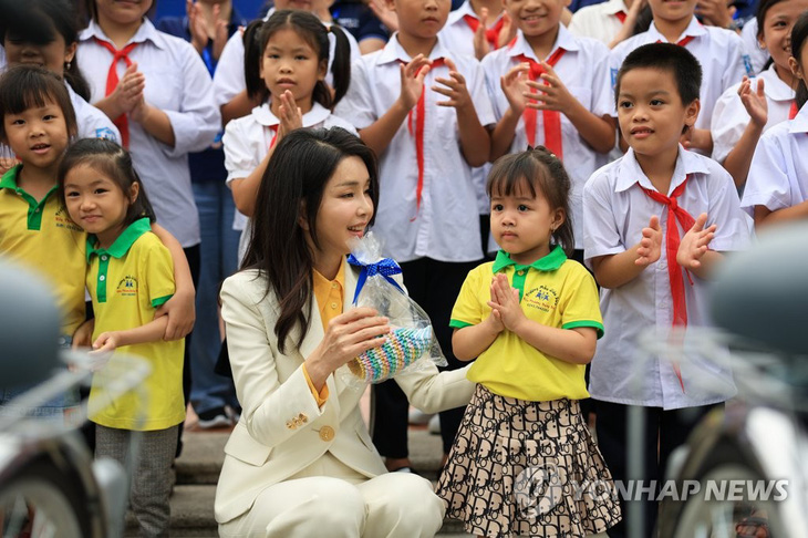 Đệ nhất phu nhân Hàn Quốc dự quyên góp xe đạp cho trẻ em ở Việt Nam - Ảnh 2.