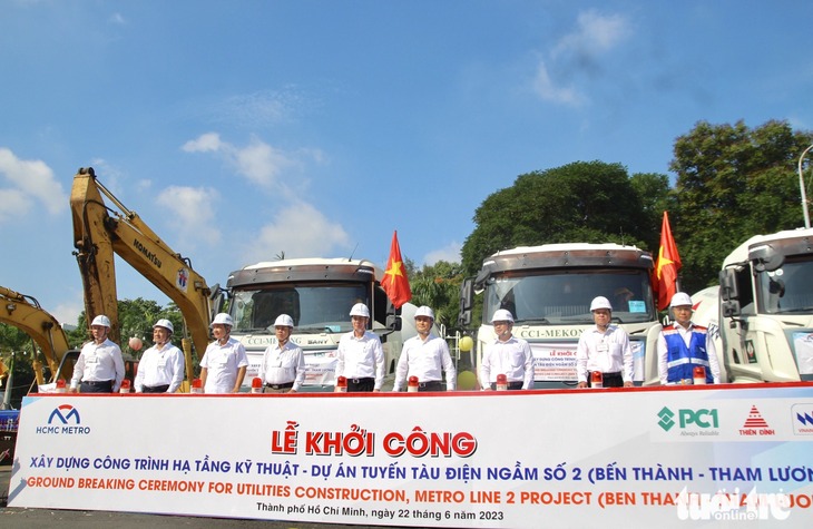 Các lãnh đạo, đại biểu, chủ đầu tư nhấn nút khởi công công trình 