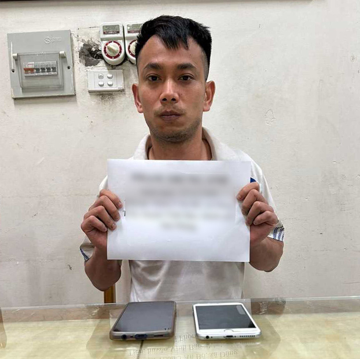 Bị can Phạm Trung Anh (30 tuổi) tại cơ quan điều tra sau khi lừa đảo chiếm đoạt tiền của khách du lịch Cô Tô - Ảnh: Công an tỉnh Quảng Ninh