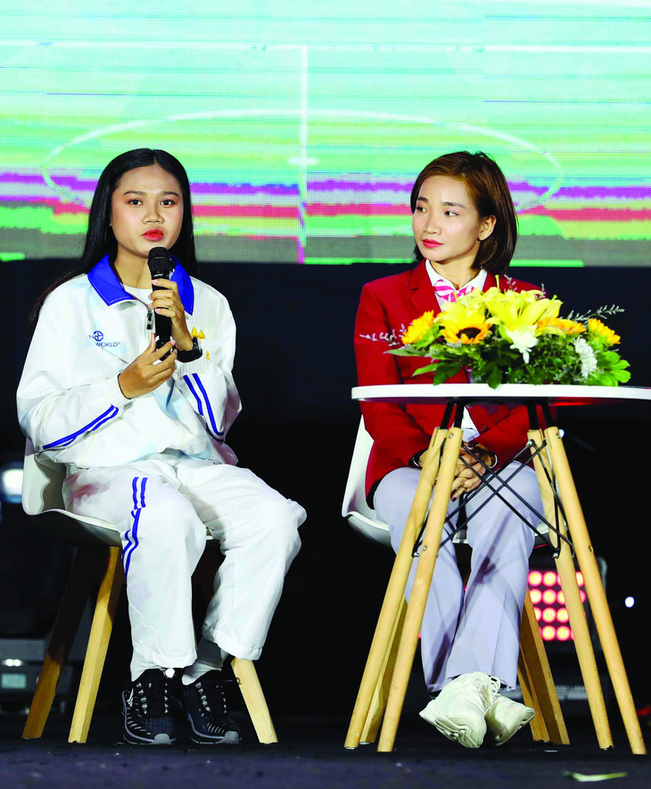 Bou Samnang và Nguyễn Thị Oanh tại lễ trao giải Cảm hứng SEA Games. Ảnh: N.K.