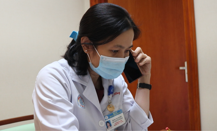 Bác sĩ Cao Thị Hồng đang nghe điện thoại đường dây nóng tư vấn sức khỏe mùa thi cho các thí sinh - Ảnh: SƠN TRANG