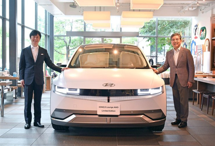 Chủ tịch CCC Takahashi Yasunori (bên trái) và Chủ tịch Hyundai Motor Chang Jae Hoon bên mẫu xe IONIQ 5 trong buổi ký kết hôm 22-5 - Ảnh: Hyundai Motor Group