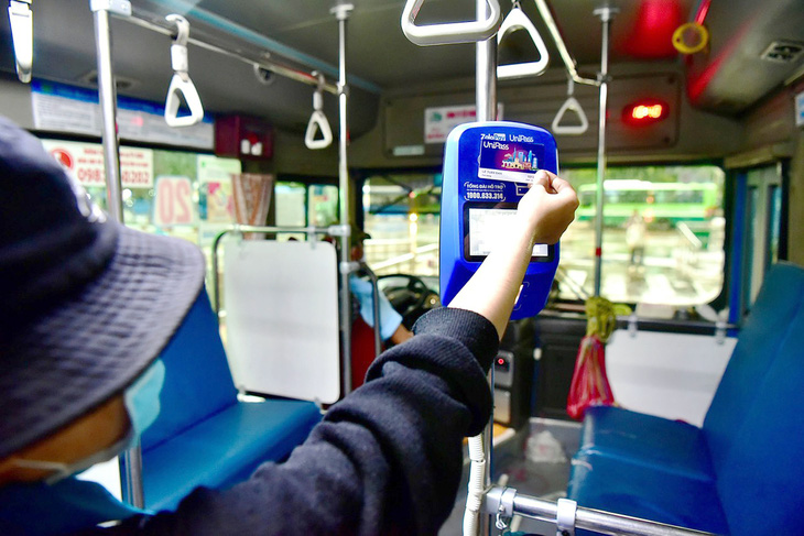 Khách sử dụng thẻ UniPass thanh toán tiền trên chuyến xe buýt số 20 - Ảnh: T.T.D.