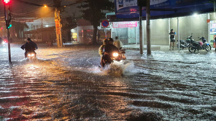 Ngập nước tại đường Tân Kỳ Tân Quý, quận Tân Phú - Ảnh: MINH HÒA