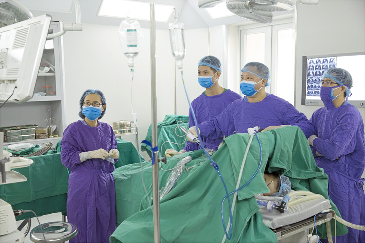 Các bác sĩ Bệnh viện Ung bướu Hà Nội thực hiện mổ nội soi cho bệnh nhân - Ảnh: BVCC