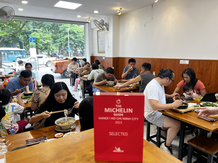 Có gì hấp dẫn tại quán Phở Việt Nam vừa được Michelin đề xuất? - Ảnh 2.