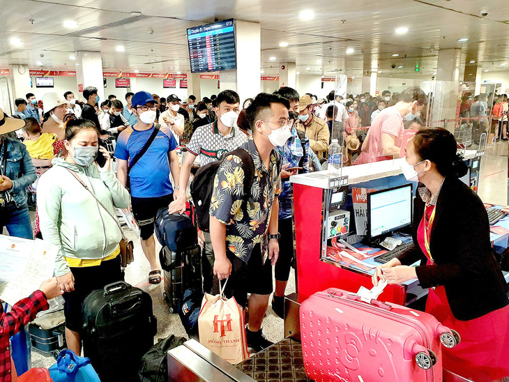 Hành khách làm thủ tục chuyến bay tại Tân Sơn Nhất - Ảnh: C.TRUNG