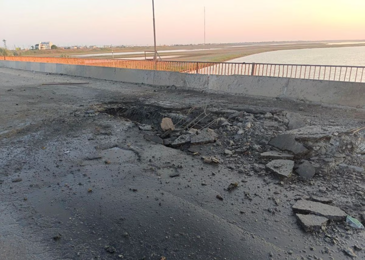 Cây cầu Chonhar bị hư hại trong bức ảnh này được công bố vào ngày 22-6, sau thông tin về vụ tấn công do quan chức thân Nga đưa ra - Ảnh: REUTERS
