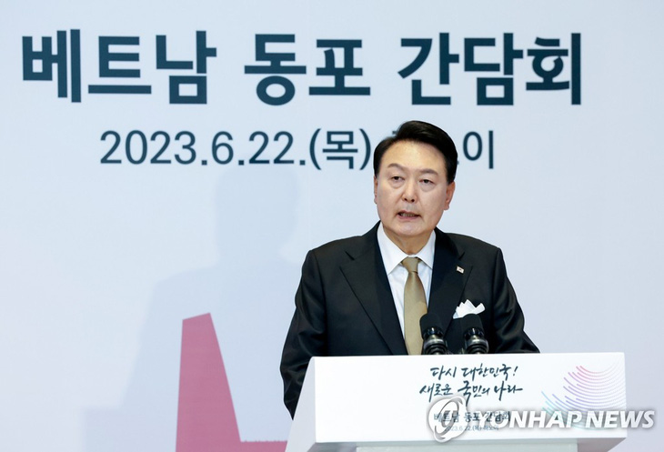 Tổng thống Hàn Quốc Yoon Suk Yeol tại buổi gặp gỡ cộng đồng người Hàn Quốc trong một khách sạn ở thủ đô Hà Nội ngày 22-6 - Ảnh: YONHAP