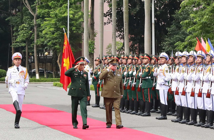 Bộ trưởng Bộ Quốc phòng Phan Văn Giang và Bộ trưởng Bộ Các lực lượng vũ trang cách mạng Cuba Álvaro López Miera duyệt đội danh dự Quân đội nhân dân Việt Nam - Ảnh: TTXVN